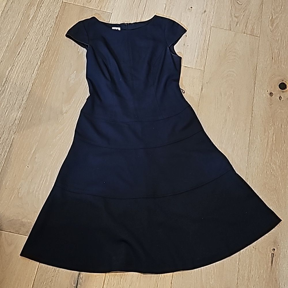 Navy dress Anne Klein size 2 cap sleeve textured favric